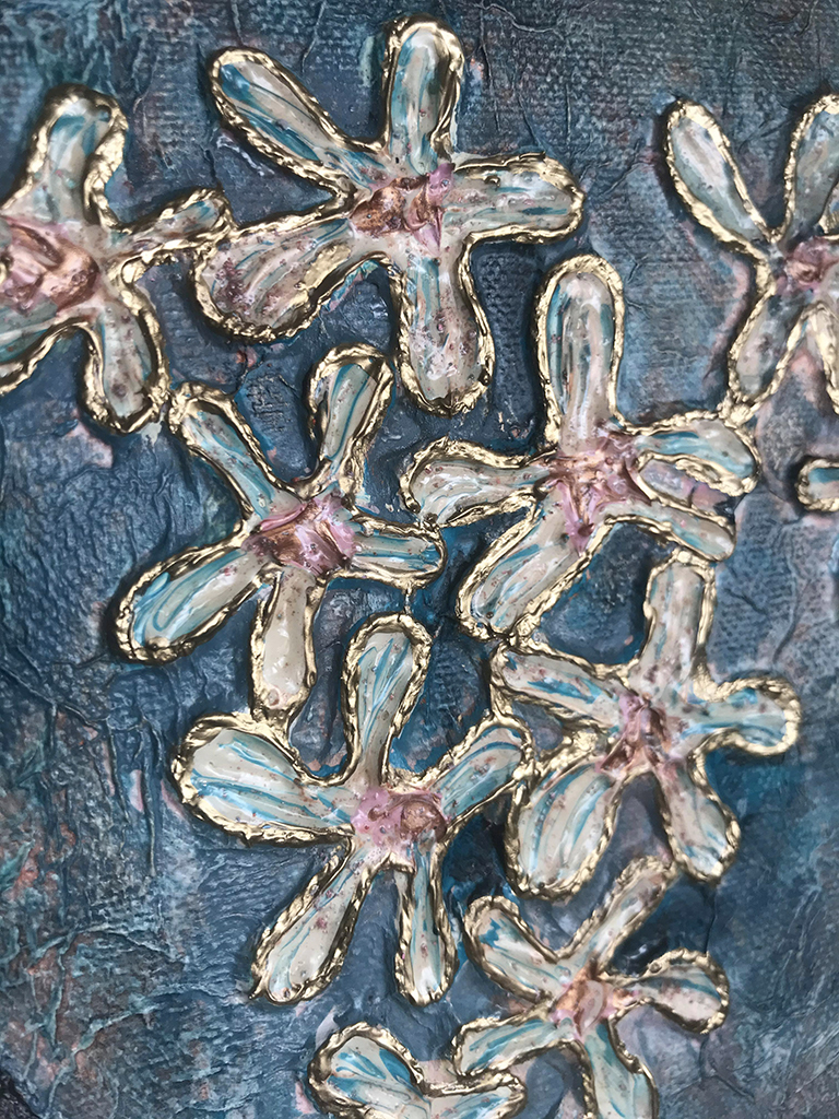 detail-flowers-summer-breeze-tiphanie-canada-artiste-peintre-pays-basque aperçu d'un détail d'une oeuvre de Tiphanie Canada paru dans Art & décoration