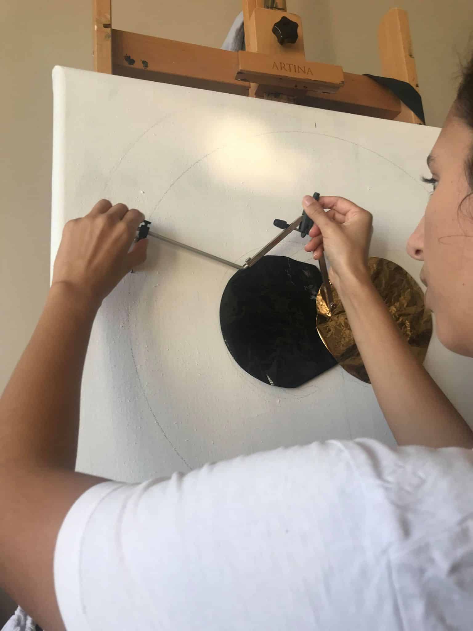 Artiste Tiphanie Canada travaille sur chevalet