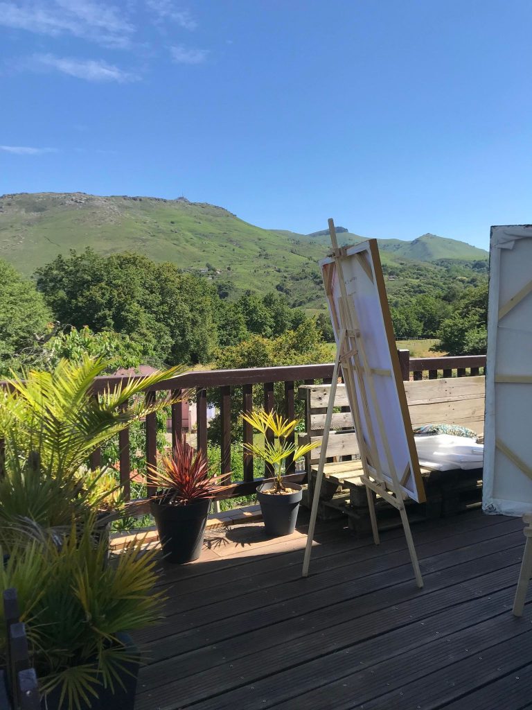 tableaux sur chevalets nouvel atelier à Ascain face aux Pyrénées et à La Rhune