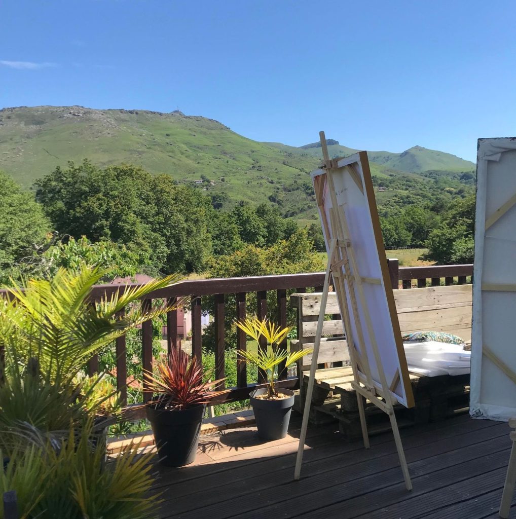 tableaux sur chevalets nouvel atelier à Ascain face aux Pyrénées et à La Rhune