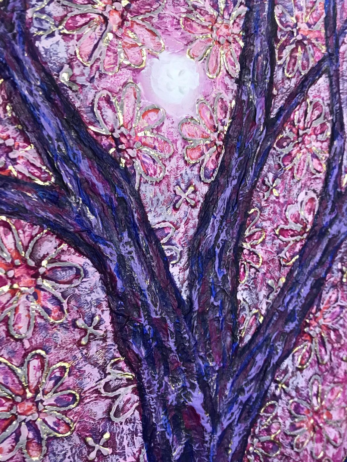 détails tableau bas-relief art contemporain de l'artiste peintre basque Tiphanie Canada arbre violet fond fleuri crépuscule lumière