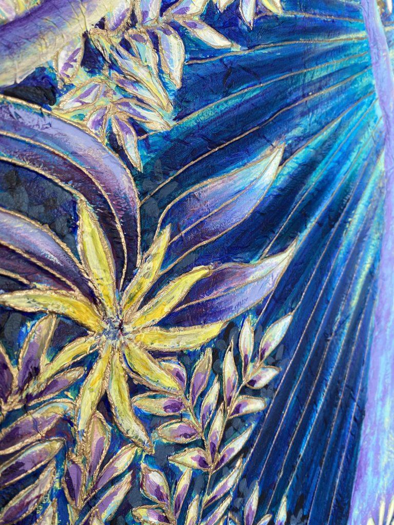 détail d'un tableau bas-relief contemporain de l'artiste basque Tiphanie Canada fleur jaune feuillage violet fond bleu