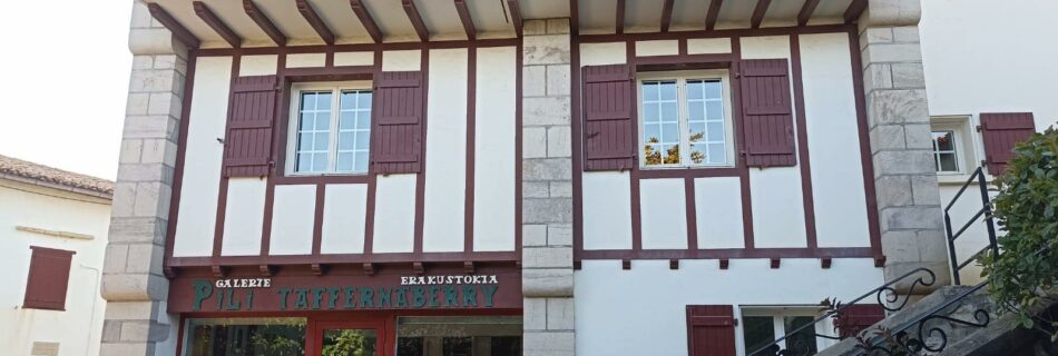 vitrine de la galerie Pili Taffernaberry à Bidart