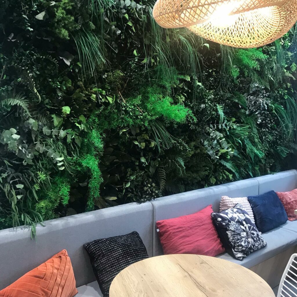 mur végétal dans le lobby de l'hôtel Ibis Ciboure Saint-Jean-de-luz