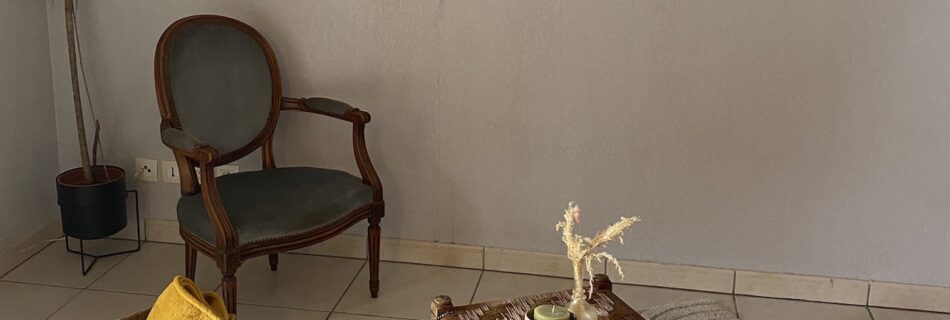 Tableaux de Tiphanie Canada dans une exposition privée à Ciboure avec Lieu de Vie