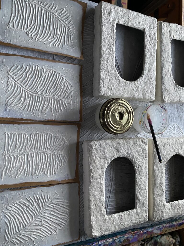 préparation bas-reliefs Palm in the arch atelier art Tiphanie Canada