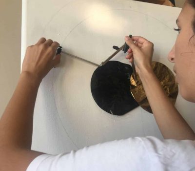 artworking-tiphanie-canada-artiste-peintre-plasticienne-pays-basque-travail-en-cours Artiste Tiphanie Canada travaille sur chevalet